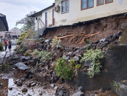 Hujan Deras mengakibatkan Pondasi Kantor Desa Bengkala Ambruk