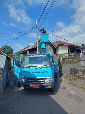 Perbaikan Lampu Penerangan Jalan Umum oleh PJU Kab Buleleng