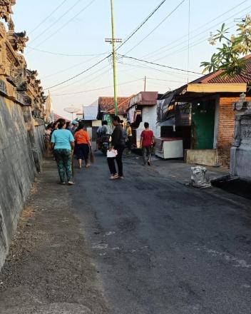 Para Kpm PKH dan BPNT Laksanakan Gotong Royong Membersihkan Sampah Di Jalan Utama Desa