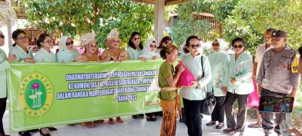 Bakti Sosial Oleh Dharmayukti Karini Provinsi Bali Di Desa Bengkala