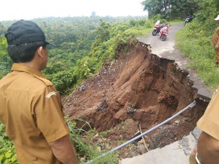 Jalan Jebol di Jalan Desa Banjar Dinas Kajanan Desa Bengkala 