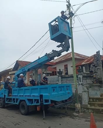 Perbaikan Lampu Jalan oleh Dishub Kab. Buleleng