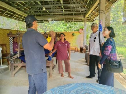 Pembinaan Dan Promosi UMKM Tenun Ikat Kolok Santhi Desa Bengkala Oleh OJK Bali