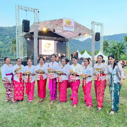 Tari Pendet Masal Di Kubutambahan Festival